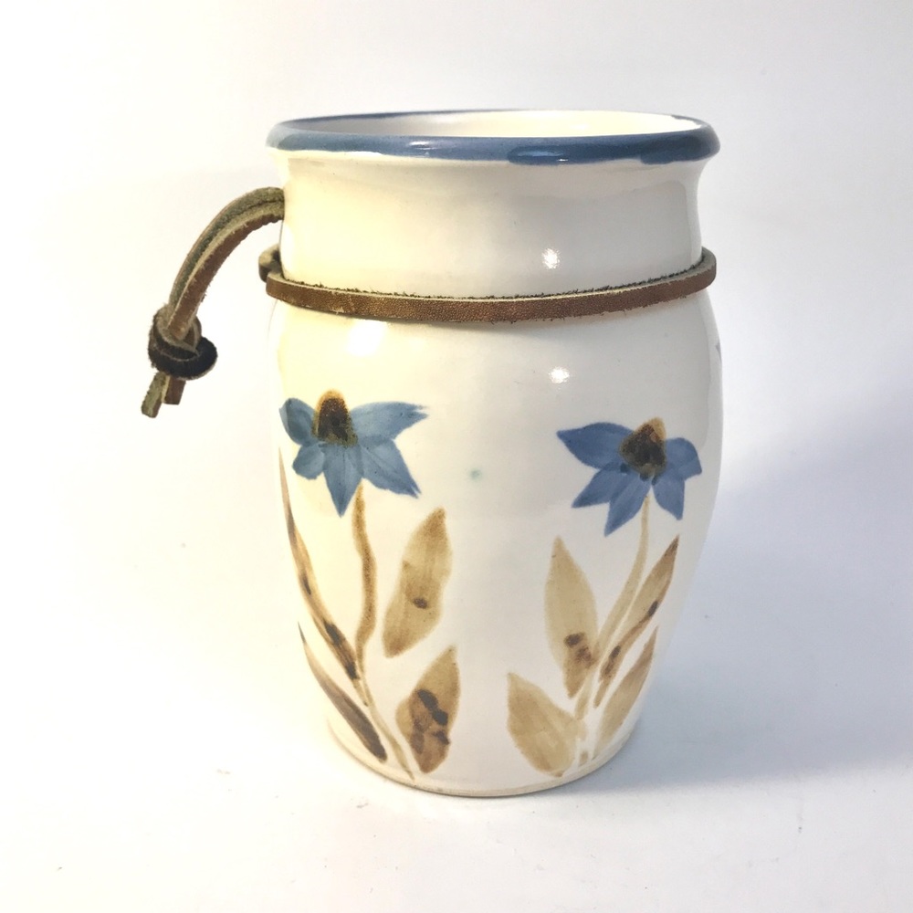 Art Pottery Wall Pocket Vase 6” Blue Daisy Flower Arts North Nova Scotia - Picture 1 of 10